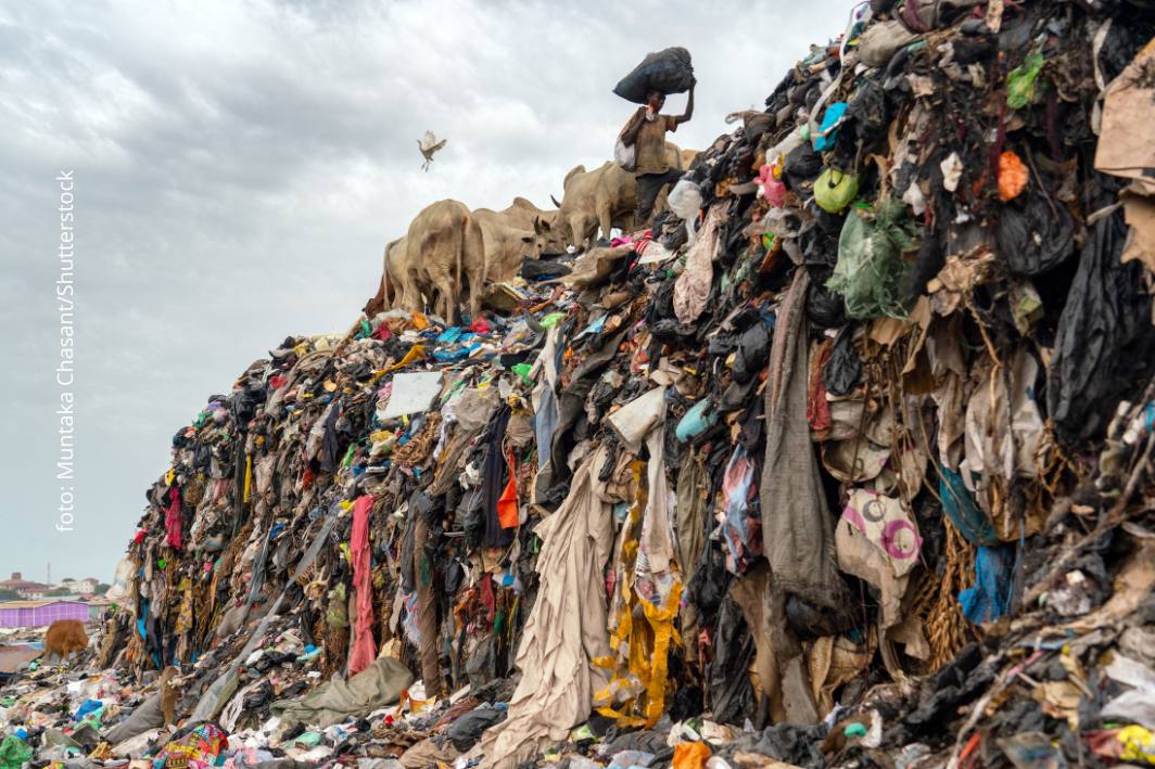 Riesiger Stapel von Kleidung Fast Fashion Riesiger Stapel von Kleidung Fast Fashion